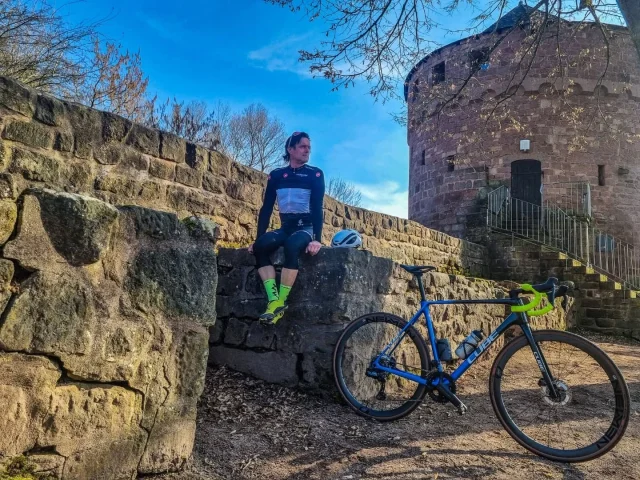 Heute wieder die Sonne genutzt und eine entspannte Crosser Runde gefahren. Ziel war Illingen, die Burg Kerpen. Überall sprießen die Blümchen. Und immer mit angepasster Geschwindigkeit gefahren.

Made the most of the sun again today and went for a relaxed crosser ride. The destination was Illingen, Kerpen Castle. Flowers are sprouting everywhere. And I always rode at an appropriate speed.

#cubebikes #cubecrossrace #passionebici #radsport #passionducyclisme #cyclingpassion #cyclocross #ultegradi2 #newmancomponents #passionciclista #schwalbetires