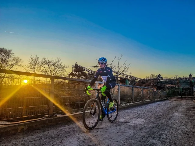 Gestern Abend nach der Arbeit noch 2 Stunden mit dem Crosser nachhause. Bis Sonnenuntergang die Zeit und die Sonne genutzt. Unterwegs noch alte Bekannte getroffen und ein wenig geschnackt. Heute wieder mit Sonne zur Arbeit. Ich liebe es. 

Yesterday evening after work, 2 hours home on the crosser. Made the most of the time and the sun until sunset. Met up with old friends on the way and chatted a bit. Back to work in the sun today. I love it.

#cubebikes #cubecrossrace #passionebici #radsport #passionducyclisme #cyclingpassion #cyclocross #fahrradpendler #ultegradi2 #newmancomponents #schwalbetires #passionciclista