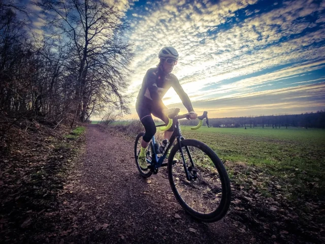 Gestern Abend nach der Arbeit noch 2 Stunden mit dem Crosser nachhause gefahren. Perfekte Bedingungen und die Zeit bis zur Dämmerung genutzt. Ich fühlte mich mal wieder eins mit Natur, Körper und Crosser.

Rode home on the crosser for 2 hours after work yesterday evening. Perfect conditions and used the time until dusk. Once again I felt at one with nature, my body and my crosser.

#cubebikes #cubecrossrace #passionebici #radsport #passionducyclisme #cyclingpassion #cyclocross #fahrradpendler #ultegradi2 #newmancomponents #schwalbetires #passionciclista #bikecommuter