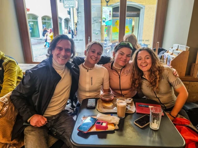 Diese Woche ist Urlaub in Konstanz angesagt. Heute sitzen wir im Café Vogelhaus und lernen 3 junge Damen aus Lyon kennen. Diese sind per Gravelbike samt Gepäck unterwegs nach Istanbul. Respekt. Und auch noch sehr sympathisch. 

Cette semaine, c'est vacances à Constance. Aujourd'hui, nous sommes assis au Café Vogelhaus et faisons la connaissance de 3 jeunes femmes de Lyon. Elles sont en route pour Istanbul en gravelbike avec leurs bagages. Le respect est de mise. Et en plus, elles sont très sympathiques.

#passionebici #radsport #passionducyclisme #cyclingpassion @3000kilosreves #passionciclista #bikepacking