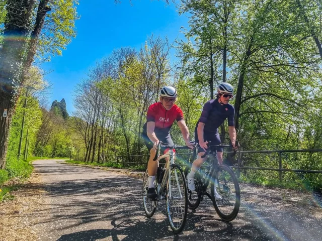 Vorgestern von der Arbeit noch eine große Runde über die Höhen von Falscheid angehängt. 
Heute am Samstag zweieinhalb Stunden mit meinem alten Freund Chris eine entspannte Trainingseinheit gefahren. Wie in alten Zeiten.

The day before yesterday I did a big lap from work over the heights of Falscheid. 
Today on Saturday, two and a half hours of relaxed training with my old friend Chris. Just like old times.

#simplonbikes #simplonpavo4 #passionebici #radsport #duraace9200 #di2 #cyclingpassion #passionducyclisme #rennrad #passionciclista #aerycswheels #ultrasonicbikes